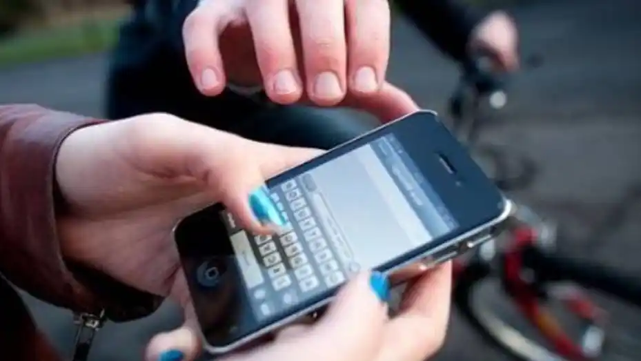 Dos bicichorros le robaron el celular a una trabajadora del estacionamiento medido