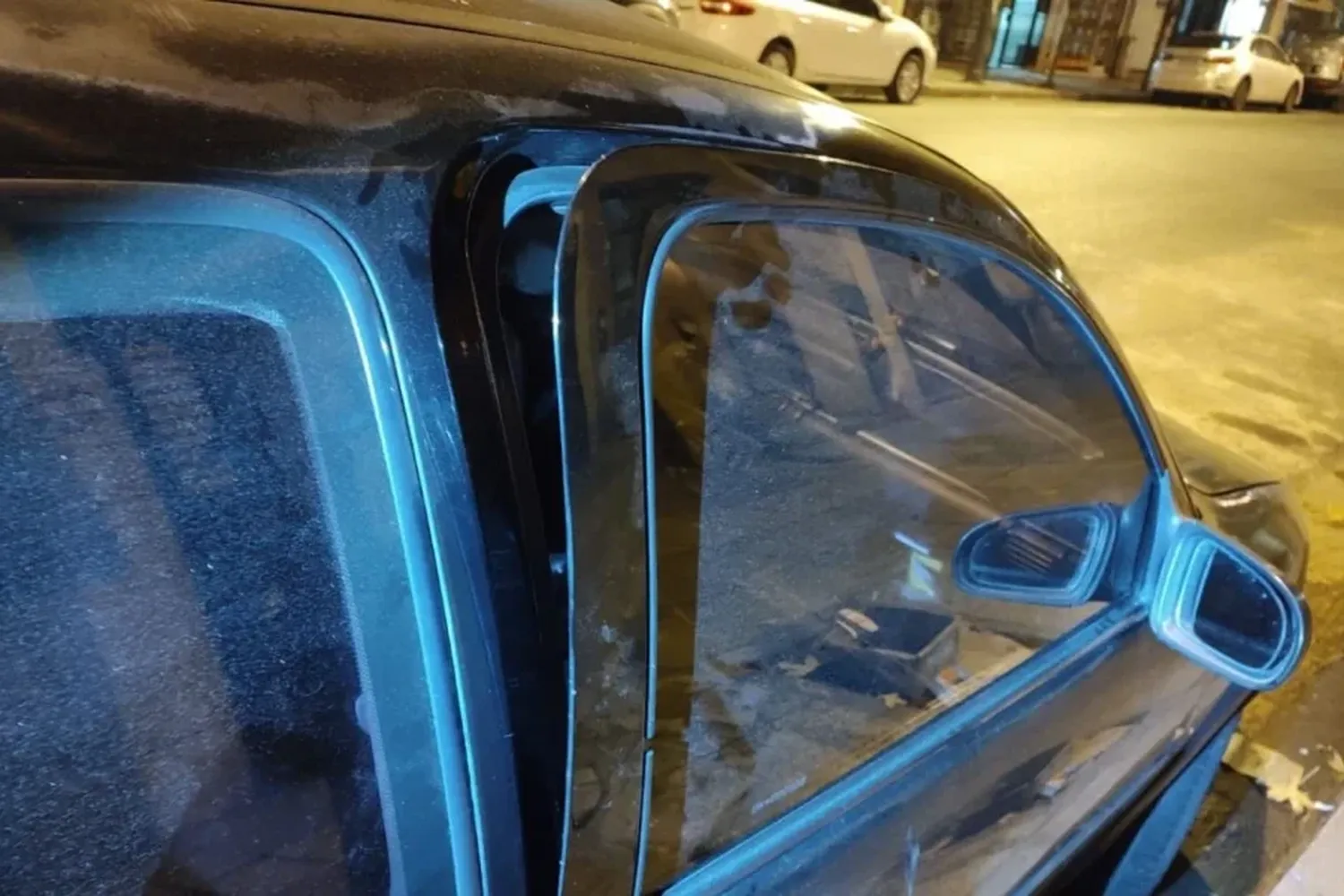 Hurgando en un auto ajeno: rompió la puerta e intentó sacar los parlantes