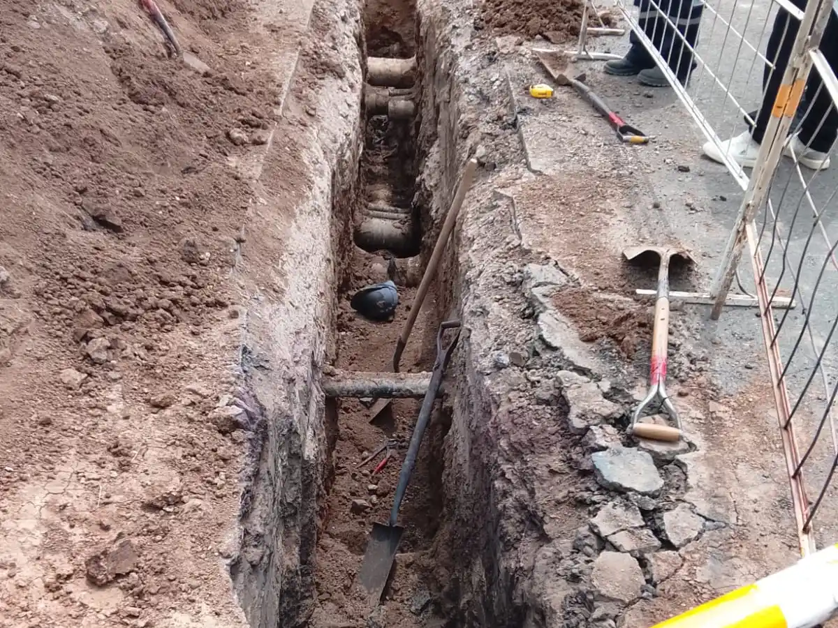 Cómo están de salud los dos obreros que sufrieron graves quemaduras por la explosión de un cable subterráneo.