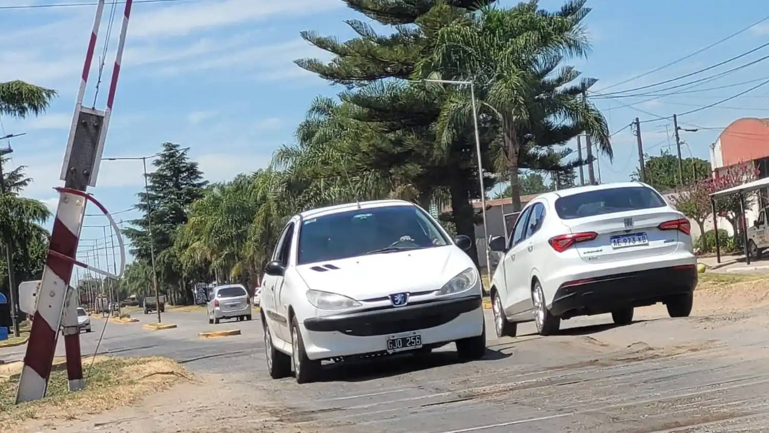 El paso a nivel requiere circularlo con precaución por el estado que presenta. Foto: La Opinión.