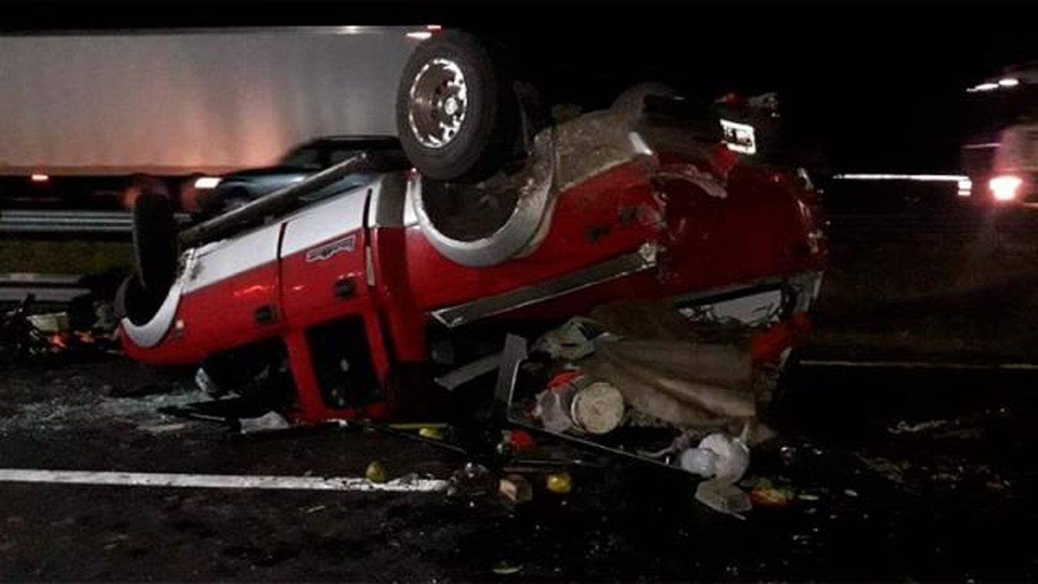 Una Ford Ranger volcó y fue chocada por otra camioneta