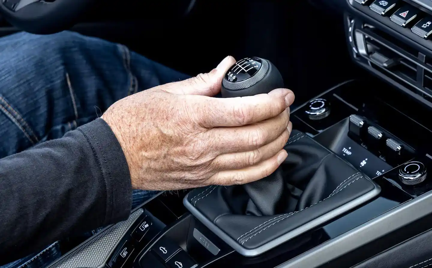La ciencia explica por qué manejar un auto manual podría exigir más al cerebro que uno automático