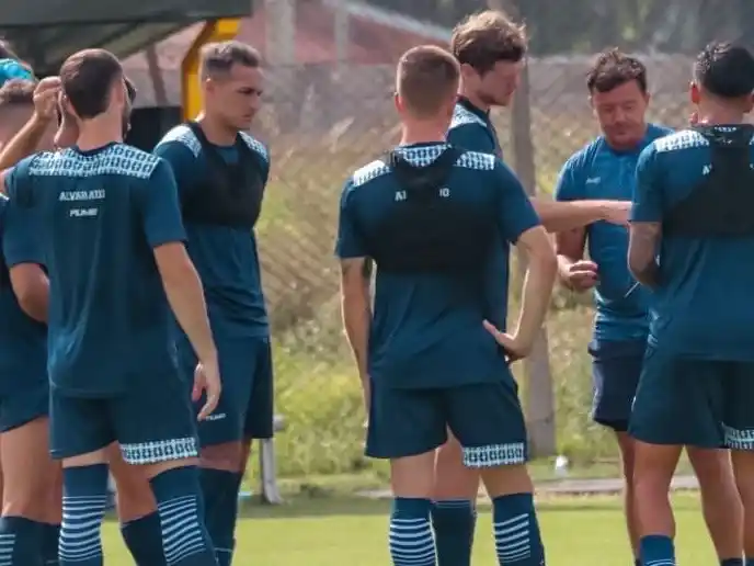 Alexis Matteo dando indicaciones en la charla del entre tiempo