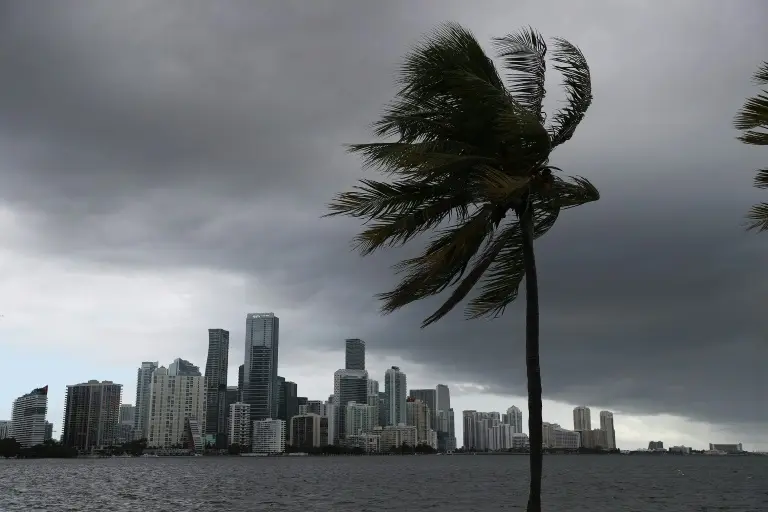 Isaías se debilita en su aproximación a las costas de Florida