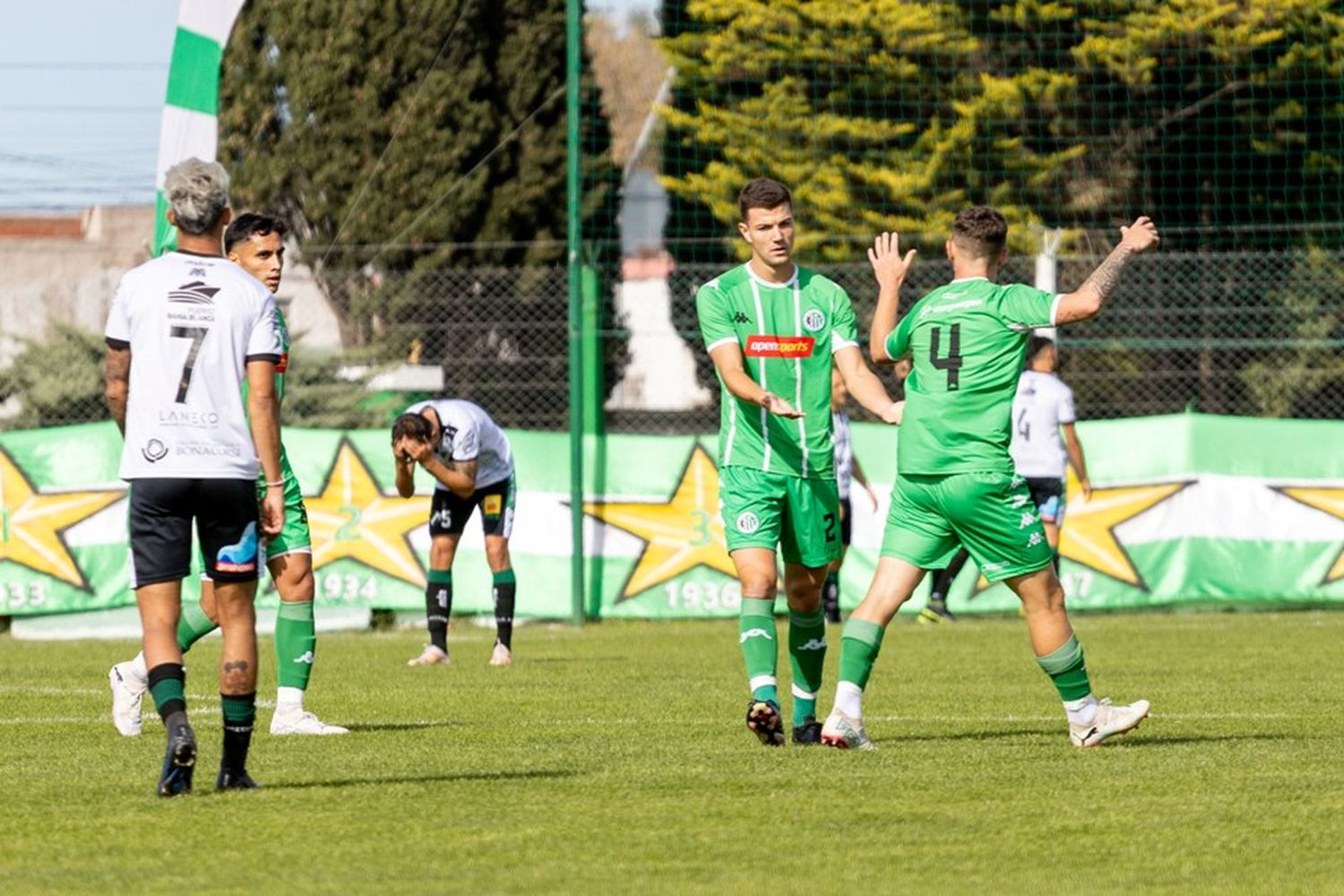 Los jugadores del "Dragón" celebrando el tanto frente a Villa Mitre