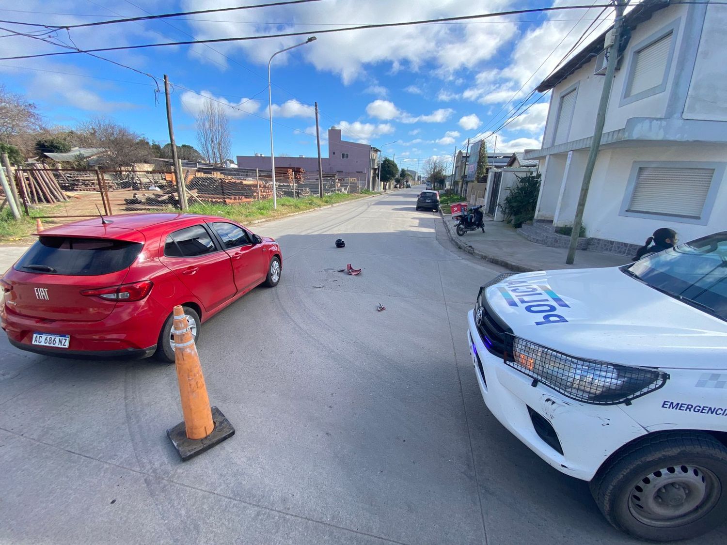 Choque entre un auto y una moto: Hay un herido