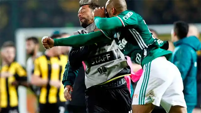 Video: Batalla campal entre jugadores de Peñarol y Palmeiras 