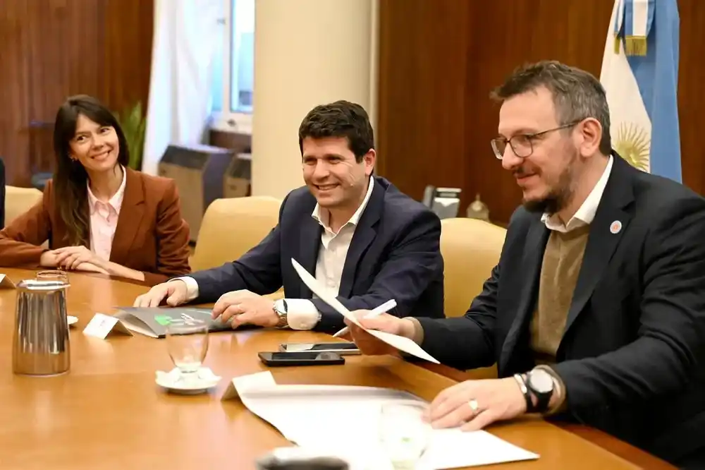 El presidente del Banco Provincia, Juan Cuatrommo, con el country manager de Microsoft, Sebastián Aveille y Natalia Torres, directora de Comunicación de la compañía.