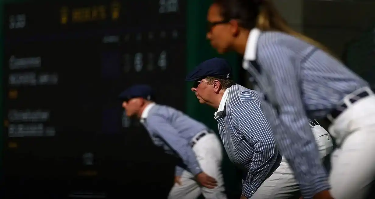 Los jueces de línea de Wimbledon, presentes por última vez en la edición 2024. Reuters.