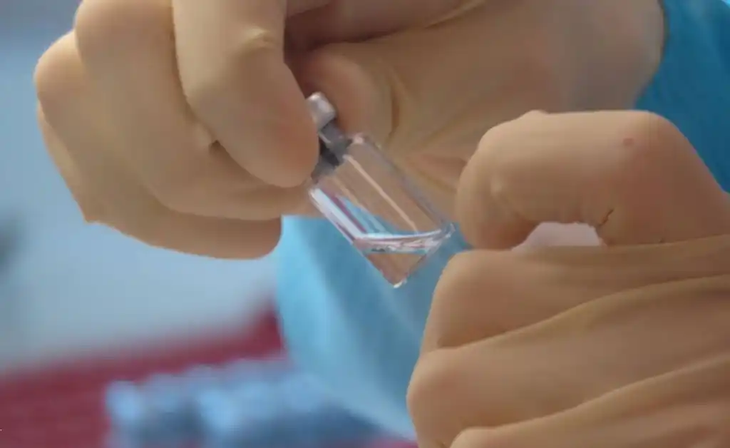 El Vaticano comenzó a vacunar contra el coronavirus en hogares de refugio