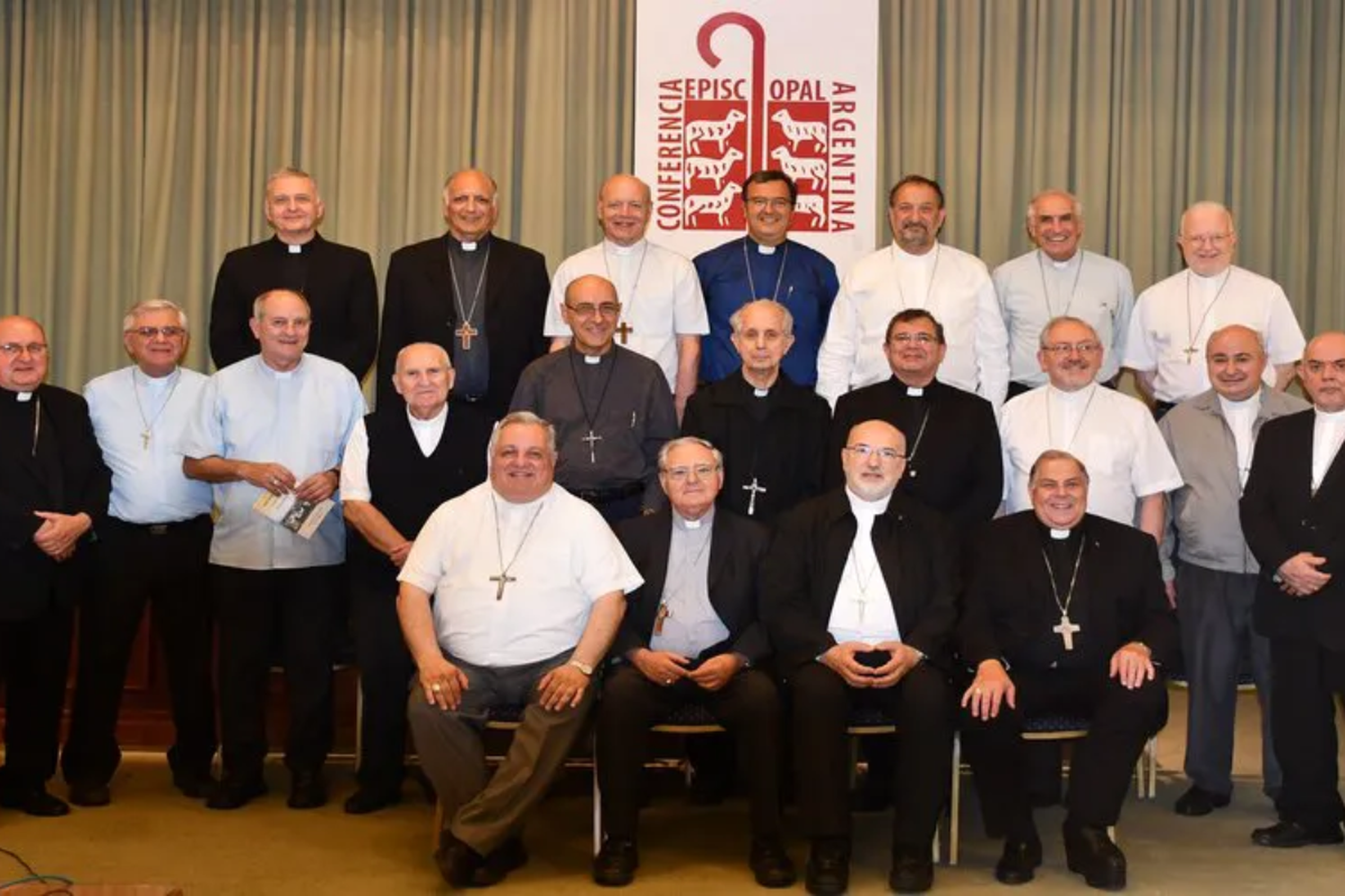 Arzobispos y obispos decidieron prescindir de la asistencia mensual establecida por la ley.