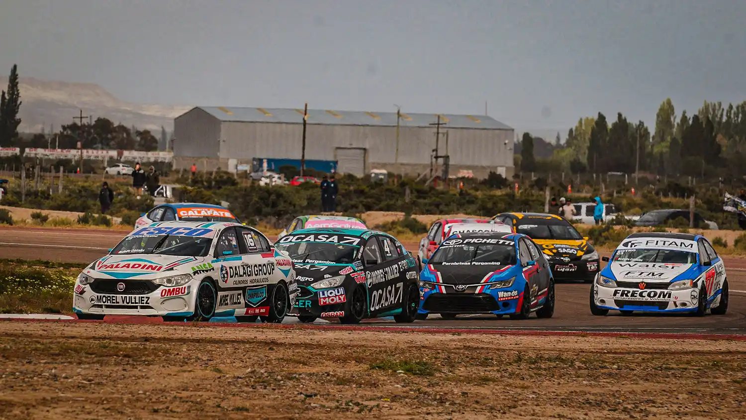 Leonel Pernía (4), escoltando a Yannantuoni en la primera serie. (Foto www.apat.org.ar).