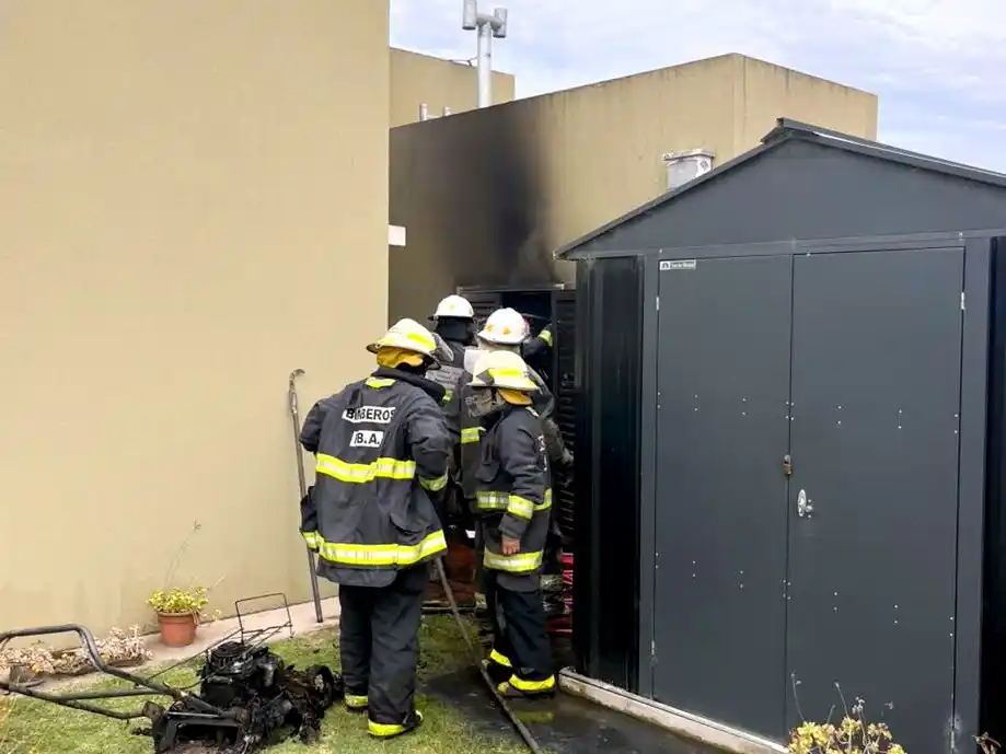 Accionar de bomberos en una finca de avenida 10