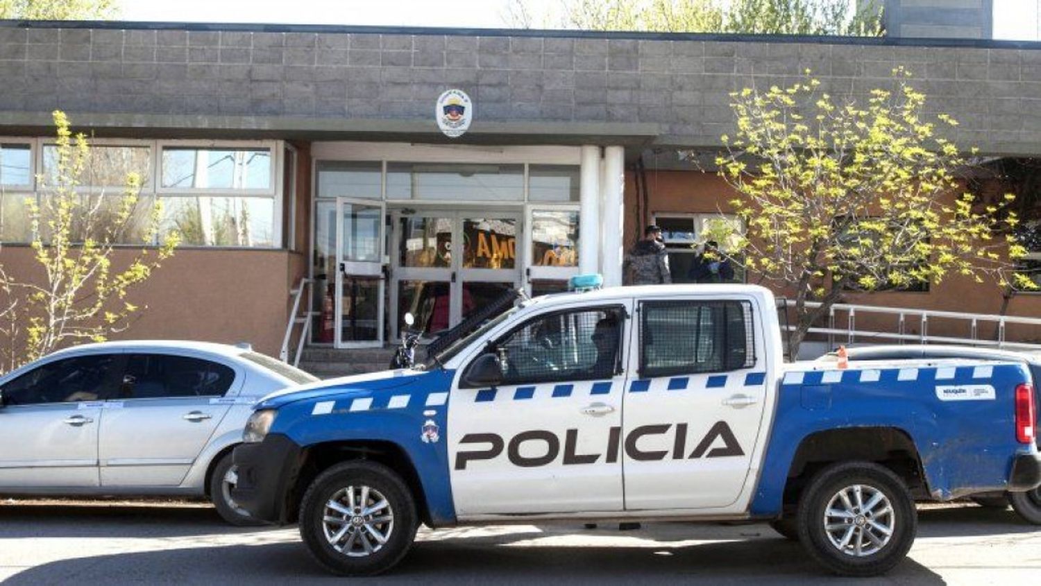 Neuquén: dos motociclistas balearon una base de taxis