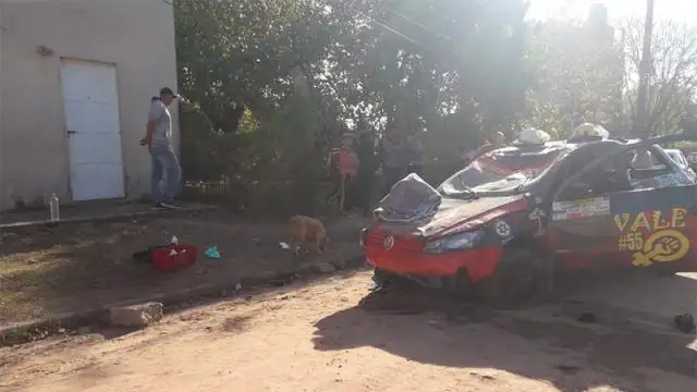 Probaban el auto para el Rally pero un caballo suelto generó peligroso vuelco
