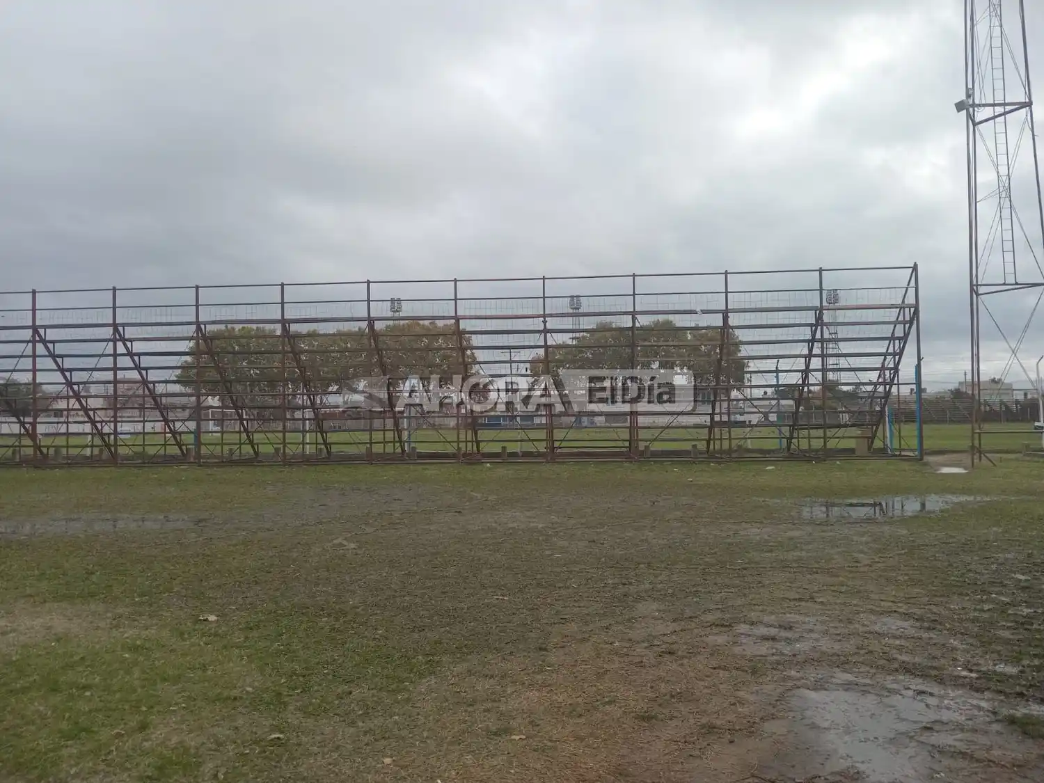 El Estadio Municipal también presenta charco de agua en el ingreso por calle Santa Fe, donde se iba a ubicar la parcialidad de Deportivo Urdinarrain.