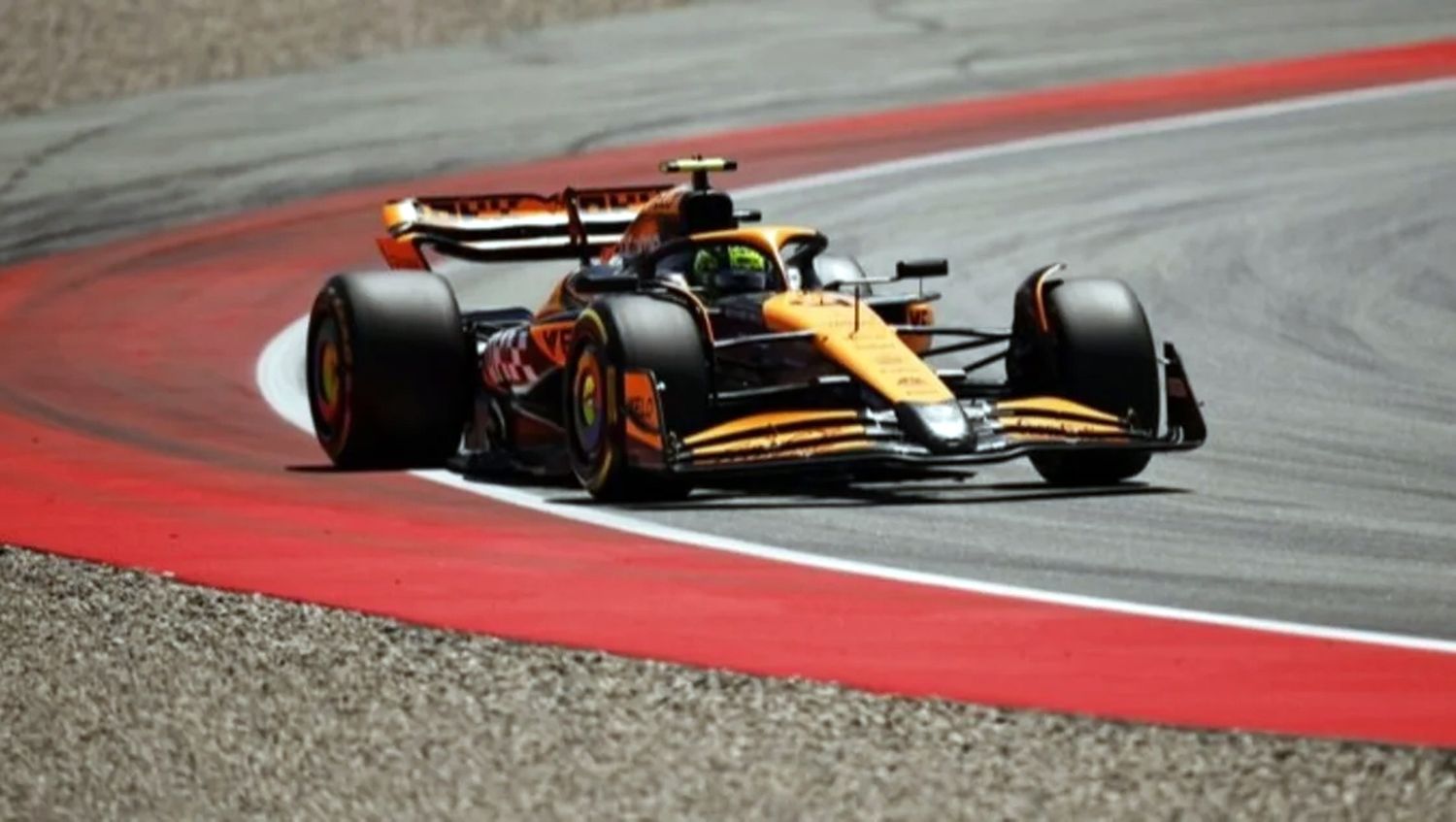 El McLaren conducido por Lando Norris, con el mejor tiempo. Foto: F1.