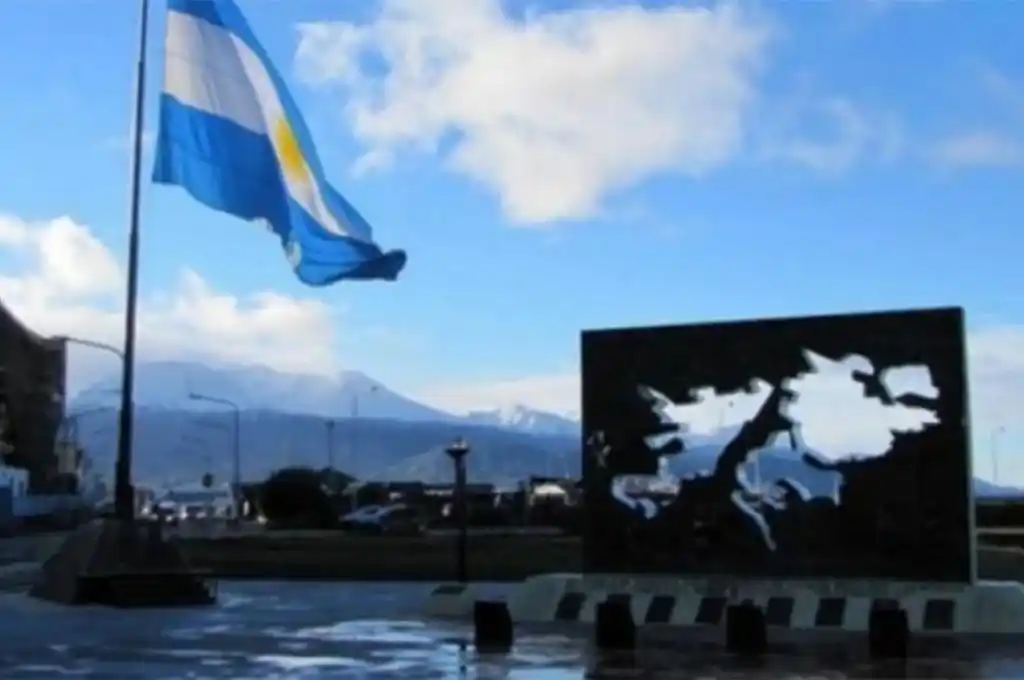Bicentenario del izamiento de la bandera: presentan sello postal