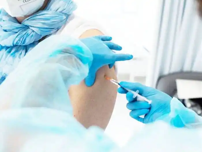 Aplicarán tercera dosis a personal de  salud y mayores de 70 años