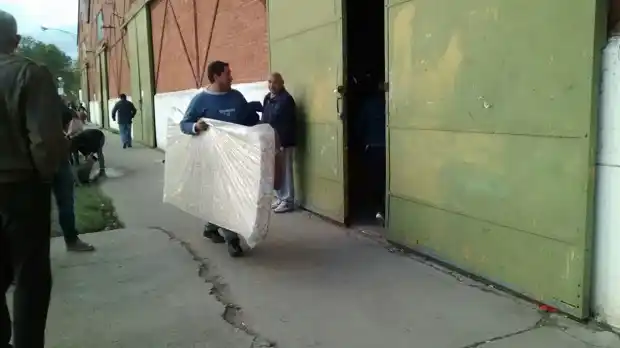 Colchones nuevos y dibujos animados para los chicos en el centro de evacuados
