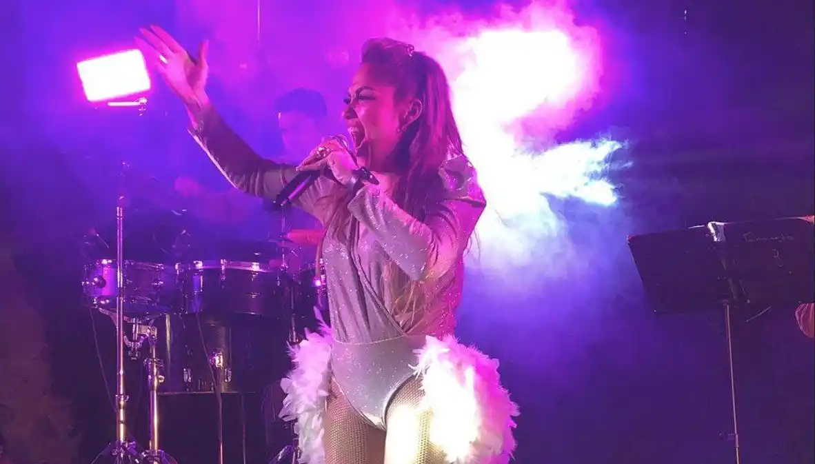 Agreden físicamente a Heidy, nieta de Pedro Infante, en pleno show (Video)