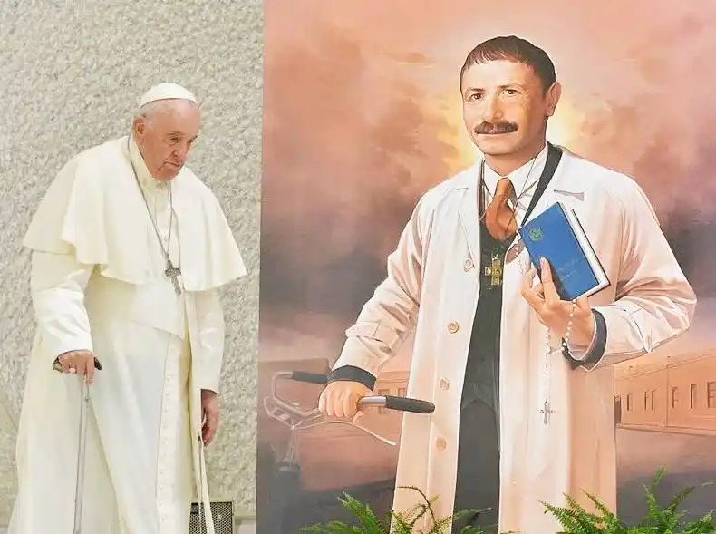 Francisco proclamó santo al enfermero ítalo-argentino Artémides Zatti