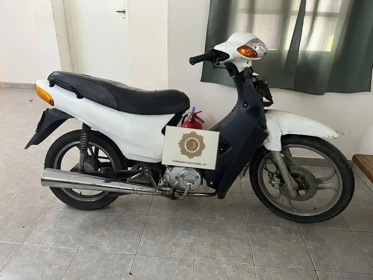 Hallaron una motocicleta escondida entre ladrillos en una obra en construcción