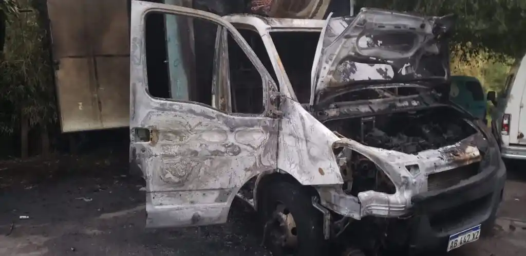 Incendiaron el Hospital Veterinario Móvil en Tres de febrero y lo destruyeron casi por completo