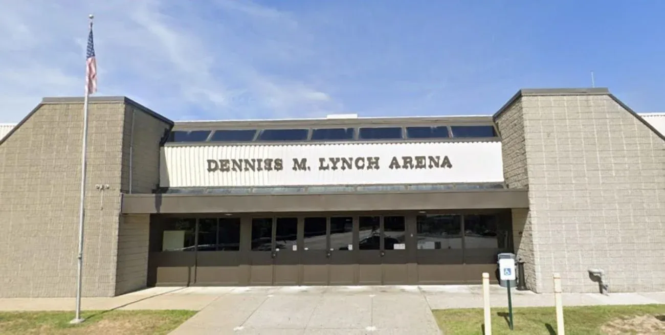 De acuerdo con los primeros datos, el tiroteo habría ocurrido en el exterior del recinto y no dentro del estadio.