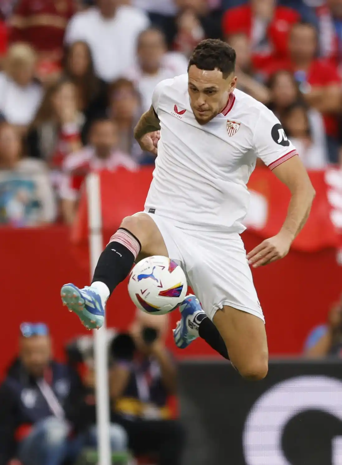 Ocampos es jugador de Sevilla.
