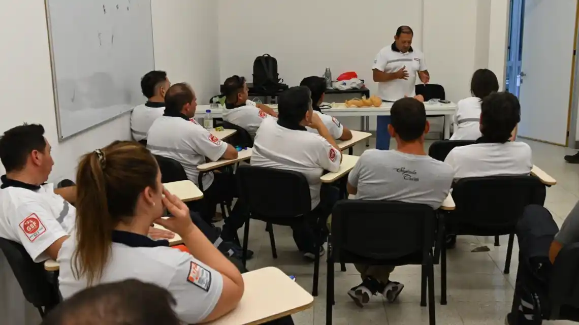 Más de 60 choferes de la SeLIAR 107 recibieron una capacitación para jerarquizar su rol como integrantes de las unidades de emergencia. La instancia profundizó la formación que se inició en 2024 con un curso integral.