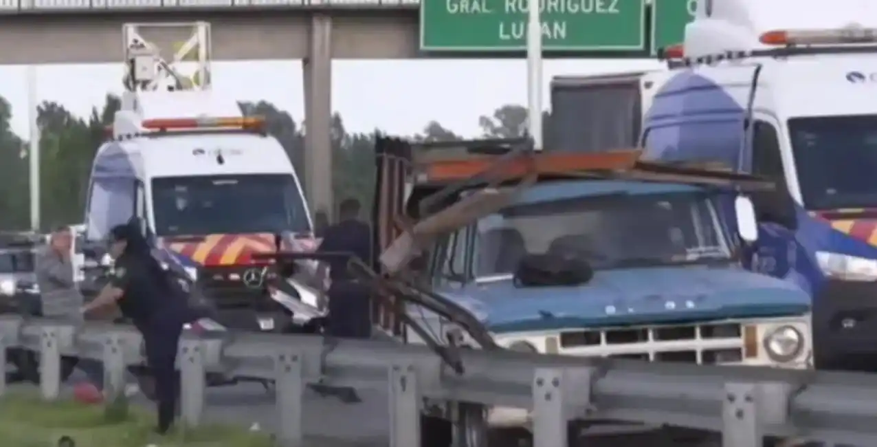 Moreno: murió atropellado por un camión mientras cambiaba la rueda de su camioneta