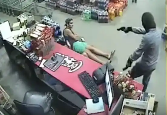 Un violento asalto a una distribuidora de Arrecifes quedó grabado en video