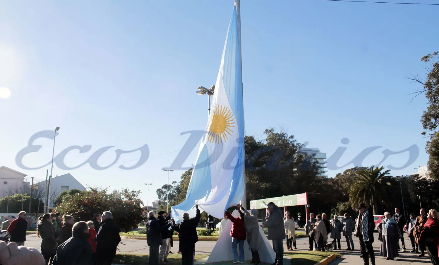 Estreno de bandera, bailes, chocolate y tortas fritas en el día de la enseña patria