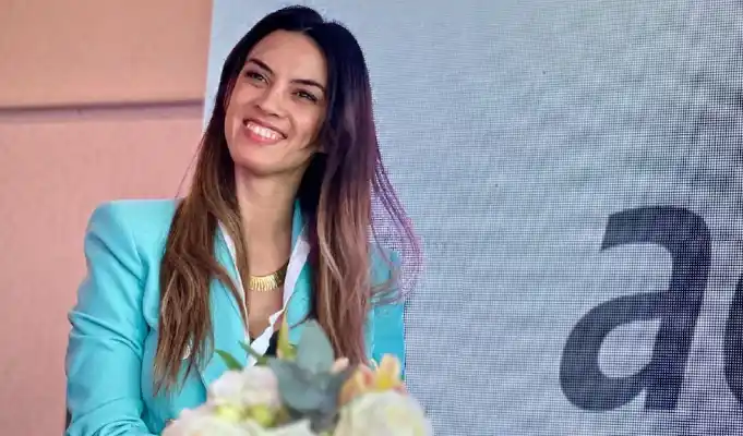 Echaron a una funcionaria por irse de vacaciones al exterior sin autorización