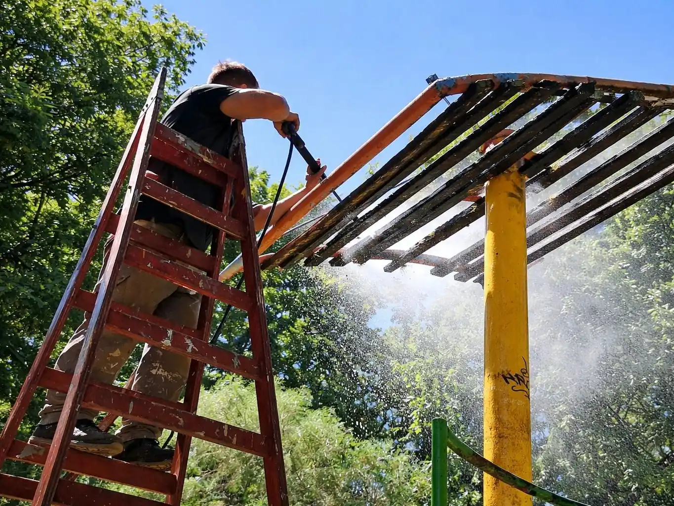 Comenzaron las tareas de limpieza integral y puesta en valor de la plaza San Martín