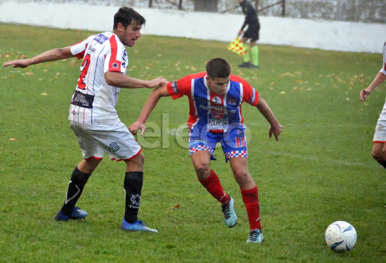 Thomas (Independiente) y Devesa (Ferro), buscando la pelota.