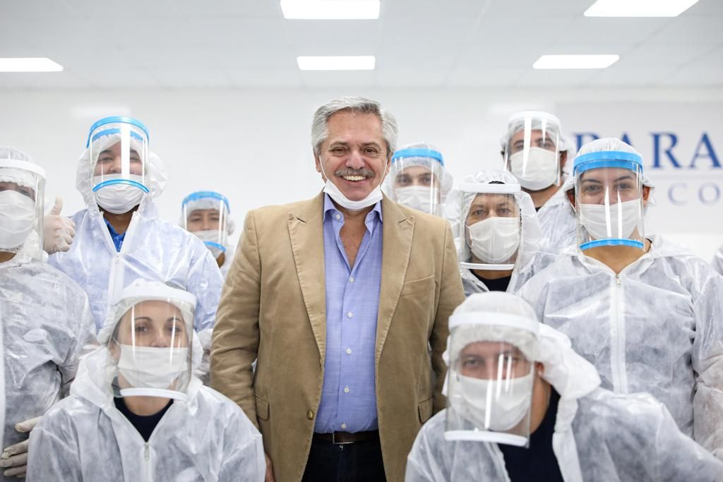 San Martín: En el día del Trabajo, el presidente visitó una empresa de autopartes que hoy fabrica barbijos y cofias