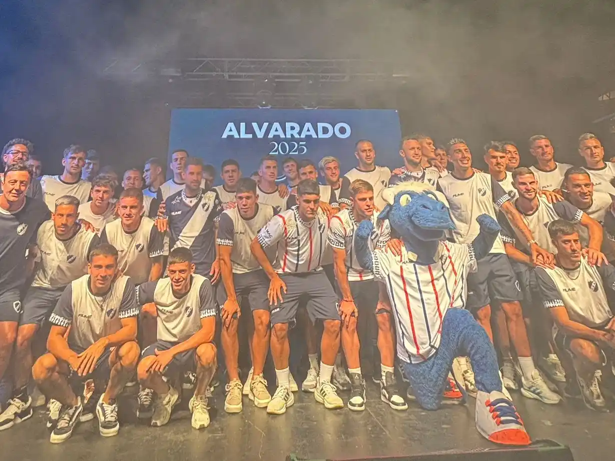 El plantel completo presentándose ante los hinchas