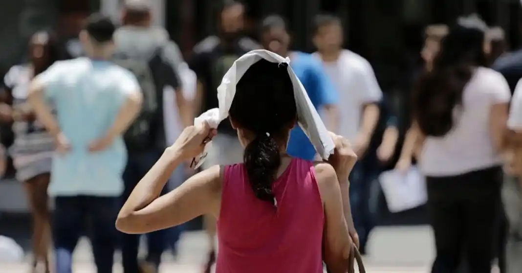 ¡DERRETIDOS DEL CALOR! La sensación térmica en Caracas sube a 39 grados
