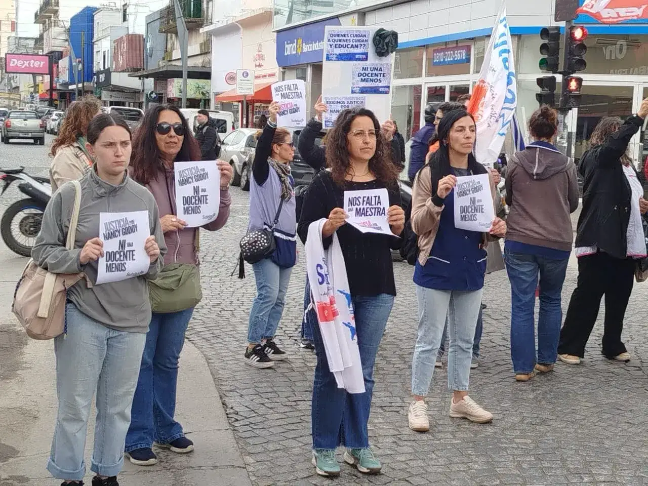 Con carteles y un semaforazo, pidieron "Justicia por Nancy":