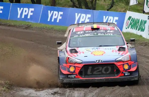Neuville aceleró al final y se quedó con la primera etapa en Córdoba