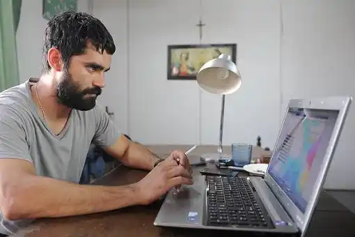 Gonzalo Heredia en la piel de un párroco en un policial negro
