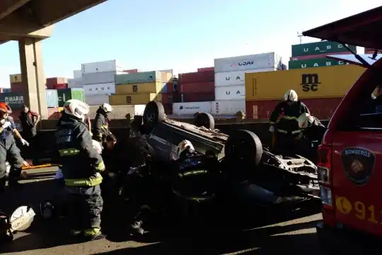 Vuelco fatal en Puente Avellaneda: una joven murió y seis heridos