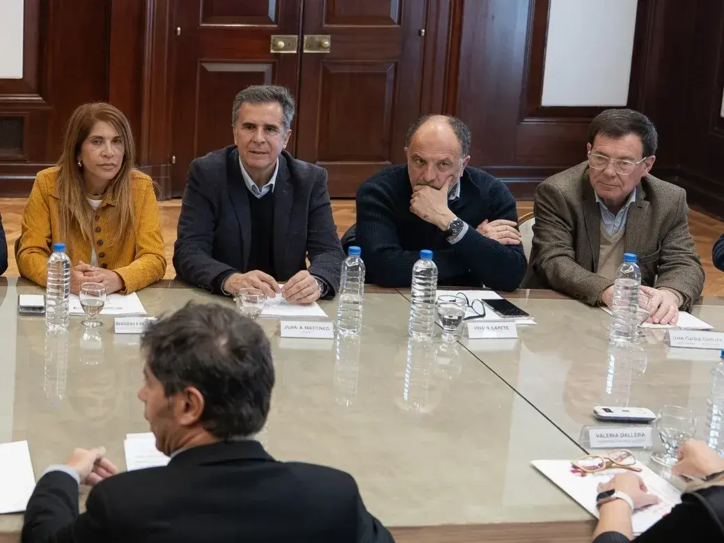 El intendente tresarroyense, Pablo Garate y su par dorreguense, Juan Carlos Chalde, durante la firma del leasing este lunes
