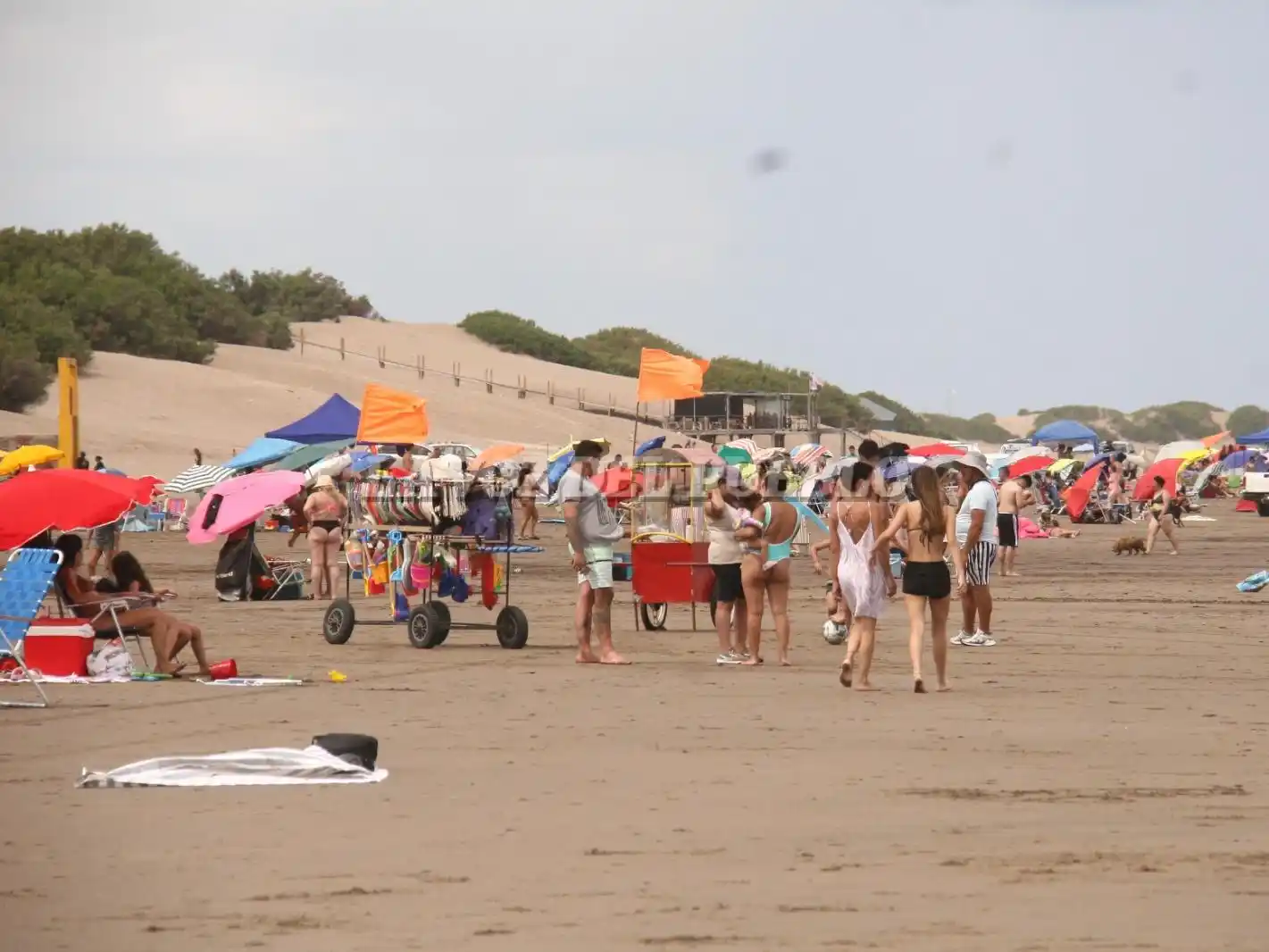 Muchos turistas en Reta, en una fotografía tomada este domingo
