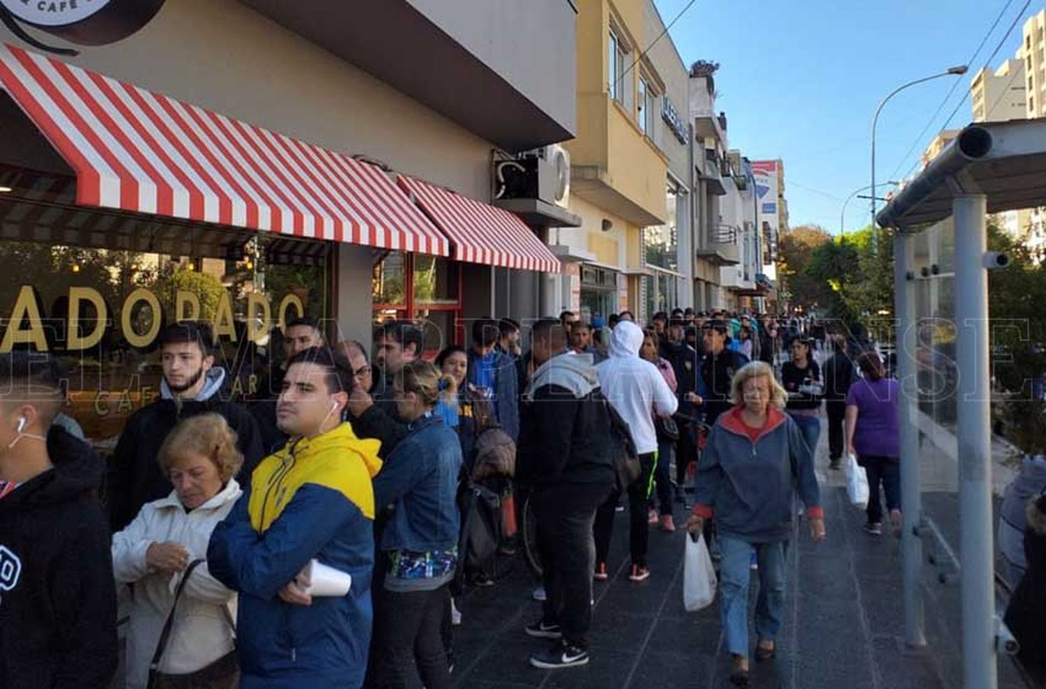 Hinchas de Boca y una larga fila para conseguir entradas