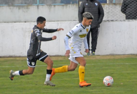 En casa, Santamarina va por una alegría necesaria