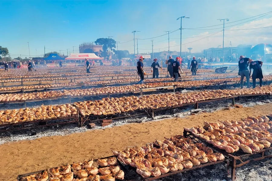 Concepción del Uruguay asó más de 8.600 kilos de pollo y logró un récord Guinness mundial