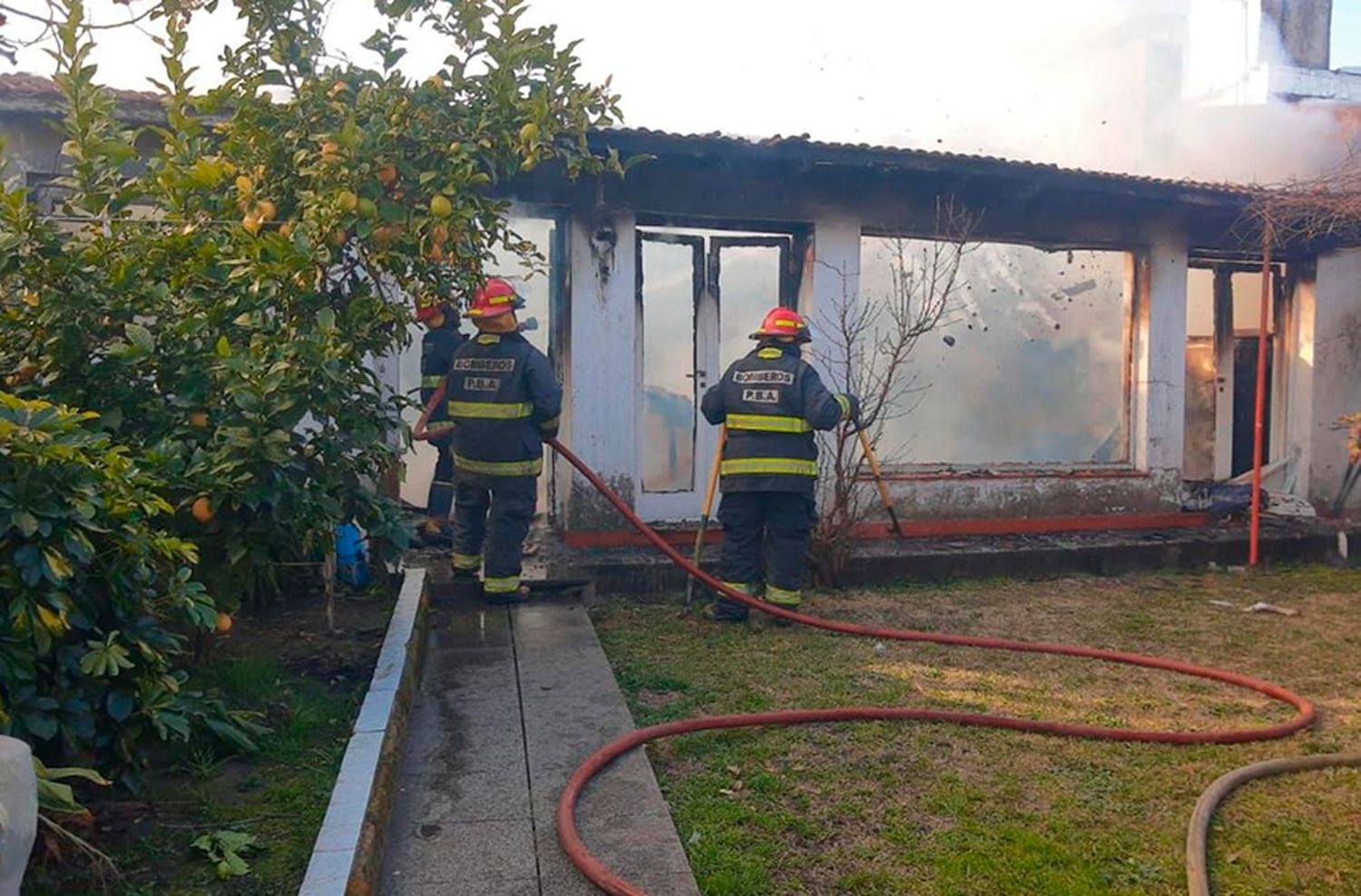 Tensión en La Perla: sofocan incendio en un quincho de una casa
